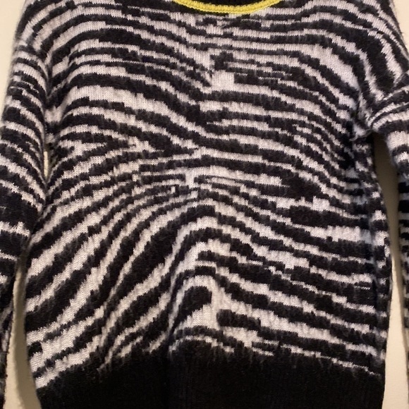Aqua black and white zebra pattern sweater. Size Xs - Picture 3 of 8